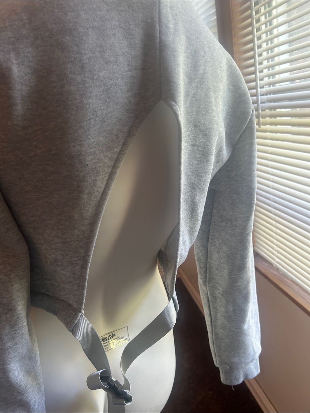 Akira Gray crop sweatshirt with cutout back and latch - Picture 5 of 7